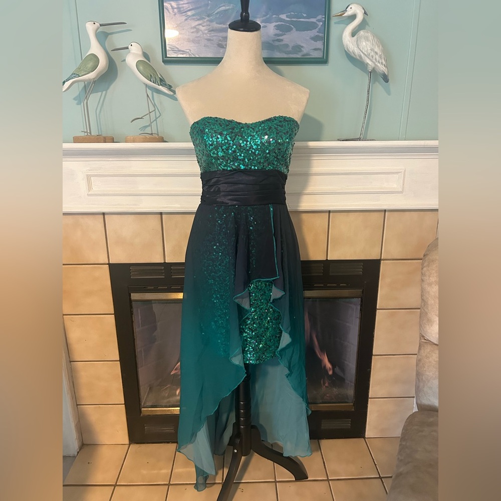 It’s giving mermaid 🧜‍♀️ Hi-Lo style formal gown. Sequin Dress & Ombré Overlay